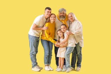 Sarı arka planda büyük aile kucaklaşması