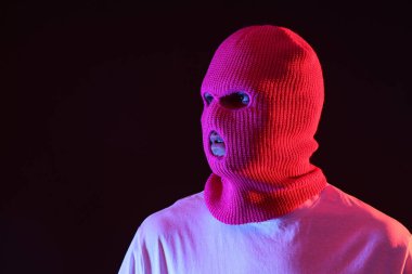 Siyah arka planda kar maskeli yakışıklı bir genç.