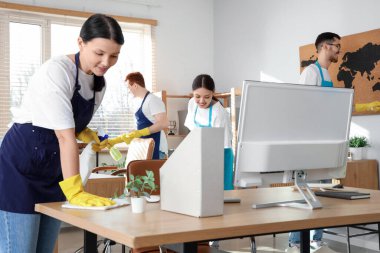 Ofiste kadın hademe temizlik masası