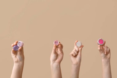 Bej arka planda parıltılı kadın elleri