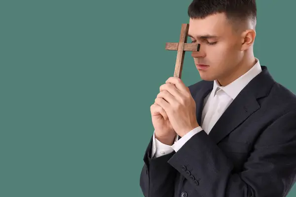 Young Man Wooden Cross Praying Green Background — Stock Photo, Image