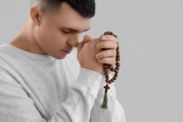 Young Man Rosary Beads Praying Grey Background — Stock Photo, Image