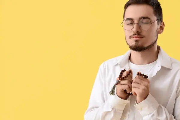 Young Man Rosary Beads Praying Yellow Background — Stock Photo, Image