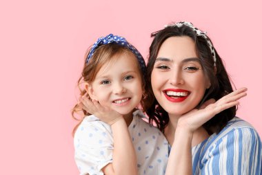 Mutlu poster kadını ve kızı pembe arka planda