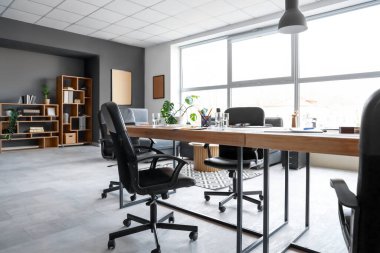 Penceresi, masası ve koltukları olan modern konferans salonu.