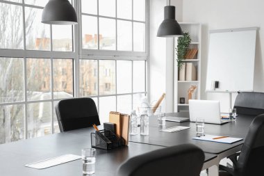 İş toplantısı için sofrası hazır modern ofisin içi.
