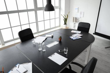 Ofiste buluşmaya hazırlanan suyla dolu bir masa.