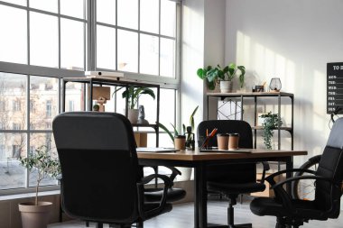 Ofiste yapılacak iş görüşmesi için kahve fincanlarıyla dolu bir masa.