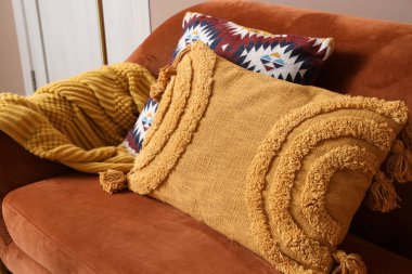 Oturma odasındaki kanepede şık yastıklar, yakın çekim.