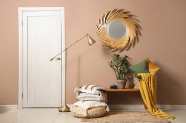 Ahşap bankları ve yastıkları olan şık bir oda.