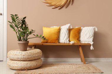 Ahşap banklı, puflu ve yastıklı şık bir oda.