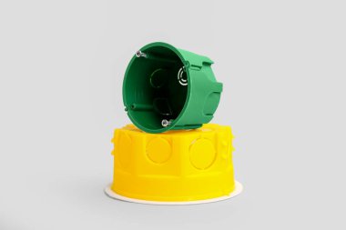 Açık arkaplanda plastik montaj ve soket kutuları