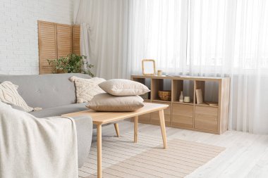 Oturma odasında yumuşak yastıklı bir masa.