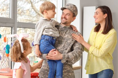 Paskalya Günü evde ailesiyle birlikte bir erkek asker.