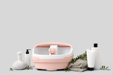 Gri arka planda ayak masajı için ayarlandı