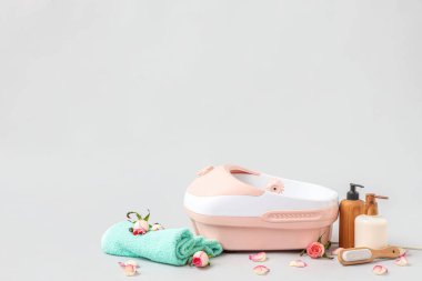 Gri arka planda ayak masajı için spa ayarlandı