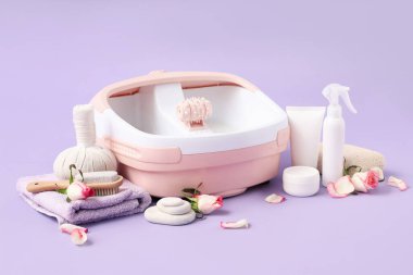 Mor arka planda ayak masajı için ayarlandı