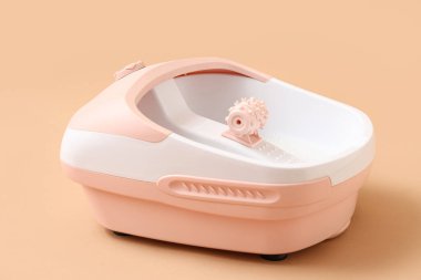 Kahverengi arka planda ayak banyosu