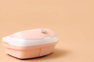 Kahverengi arka planda ayak banyosu