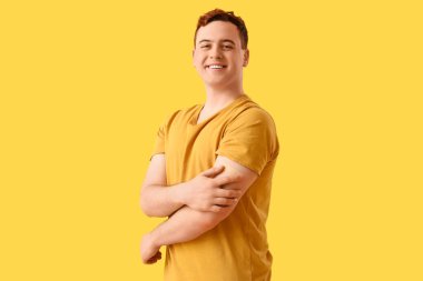 Sarı arka planda uygulamalı tıbbi yaması olan mutlu genç bir adam. Aşılama kavramı