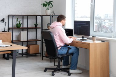 Ofiste çalışan odaklı erkek programcı