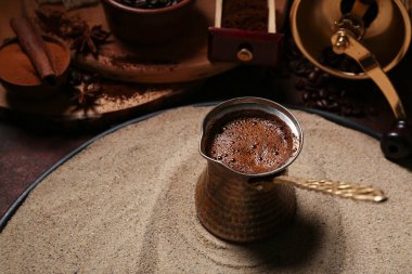 Koyu arkaplanda kumda lezzetli Türk kahvesi