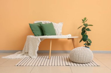 Masada yastıklar ve puf ile oturma odasının içinde.