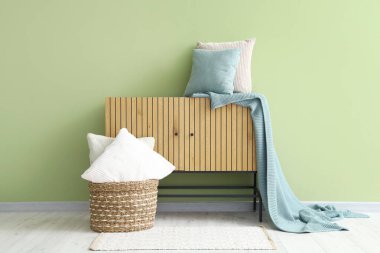 Yastıklı, tuvaletli ve sepetli oturma odasının içi.