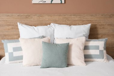 Yatak odasındaki büyük yatakta yumuşak yastıklar.