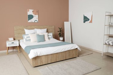 Yatak odasının içinde yastıklar ve aynalar var.