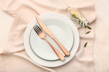 Şampanyada yapraklar olan şık masa seti.