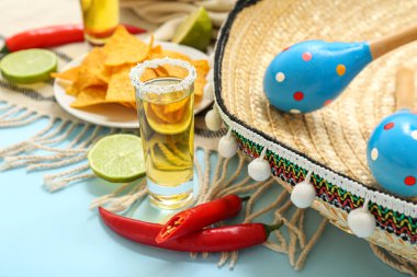 Mavi arkaplanda Meksika sembolleri olan güzel kompozisyon, yakın plan.