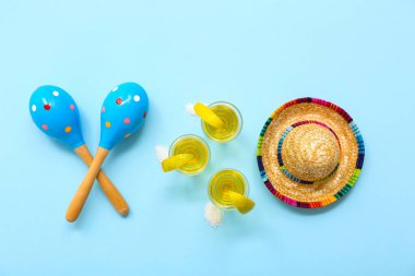 Maracas, sombrero ve mavi arka planda limonlu tekila.