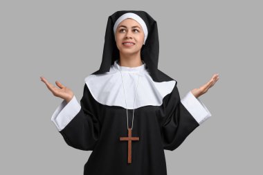 Gri arka planda genç rahibenin portresi