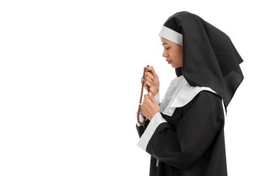Beyaz arka planda boncukları olan dua eden genç rahibenin portresi