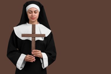Kahverengi bir geçmişi olan genç bir rahibe.