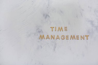 Beyaz grunge arka planında mesaj zamanı yöneticiliği. Üst görünüm