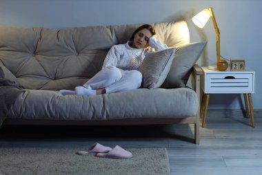 Akşamları evdeki kanepede uyuyan genç kadın.