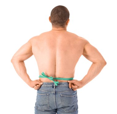 Beyaz arka planda mezurası olan erkek vücut geliştirici.