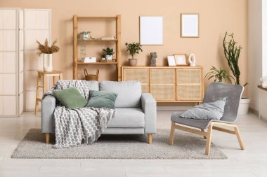 Rahat gri kanepesi ve koltuğu olan şık bir oturma odası.