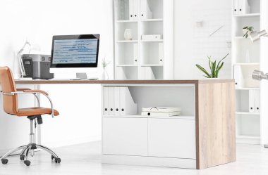 Programcının ofisinde kodlu bilgisayar monitörü