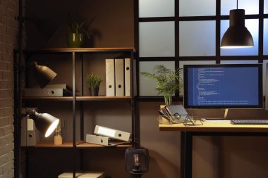 Programcı işyeri ve raf ünitesi olan modern ofis.