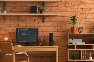 Programcı işyeri ve rafları olan modern ofisin içi