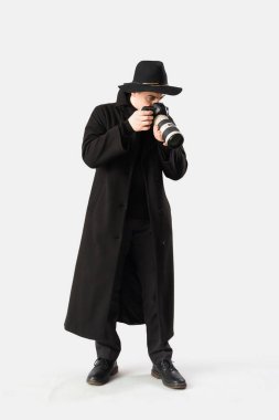 Arka planda fotoğraf makinesi olan erkek casus.