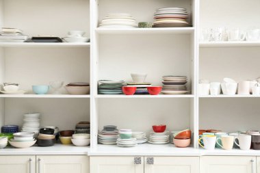 Mutfakta temiz sofra takımı olan beyaz tezgah, yakın plan.