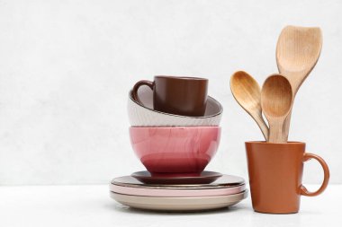 Beyaz arkaplanda temiz sofra takımı ve ahşap çatal bıçak yığını