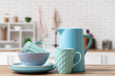 Mutfaktaki masada temiz mavi tabaklar var.