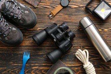 Tahta zemin üzerinde seyahat ögeleri ve dürbün seti