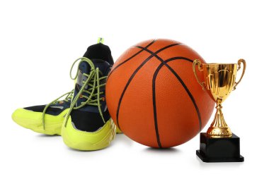 Altın kupa, basketbol ve beyaz arka planda spor ayakkabıları