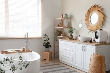 Küveti, lavabosu ve kozmetik buzdolabı olan bir banyo.